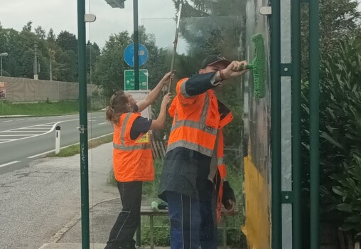 Bushaltestellenreinigung im Tennengau - eine saubere Sache...